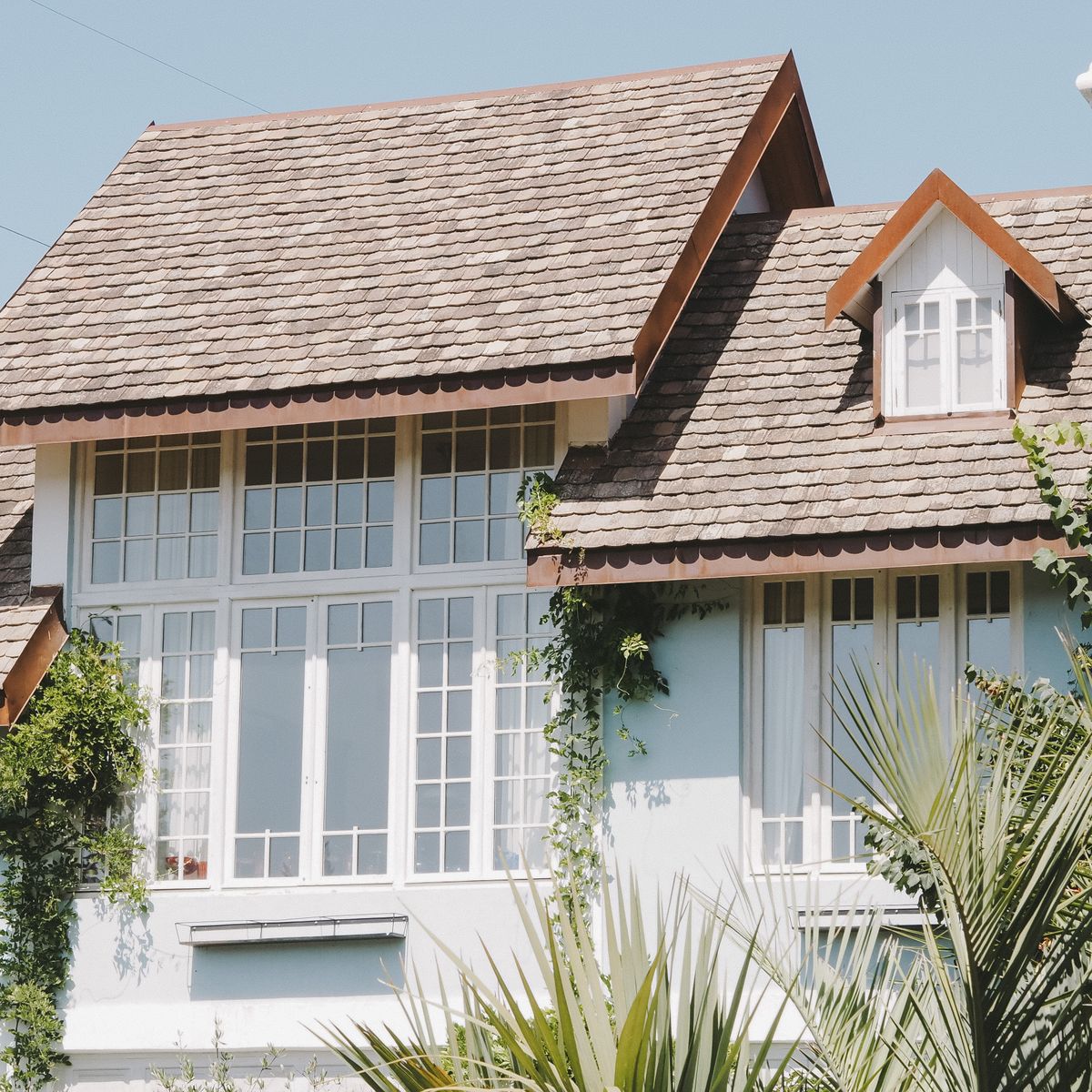 A suburban home with a sound asphalt shingle roof in sunlight